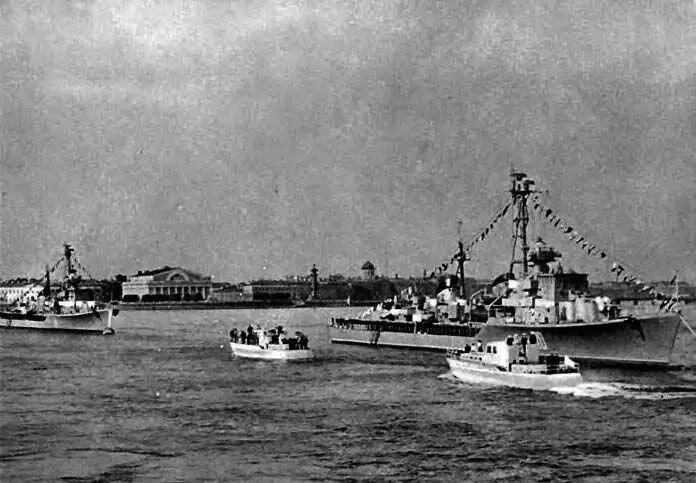 В день ВМФ напротив Дворцовой набережной стоят корабли Балтийского - фото 20