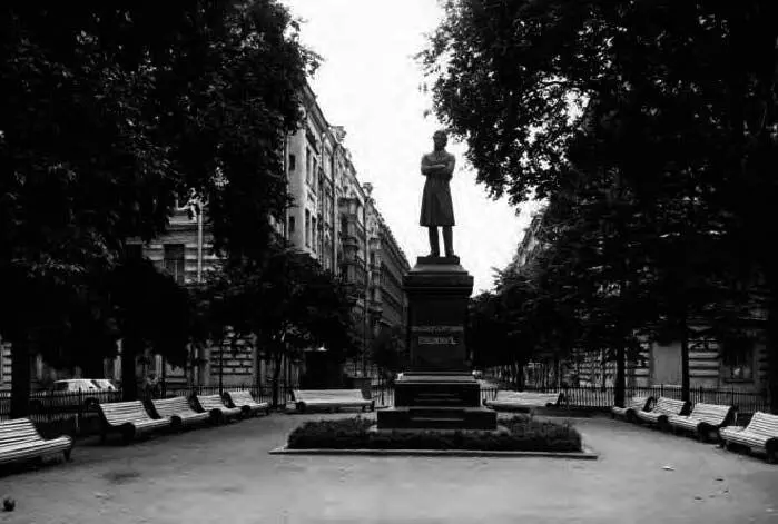 Строго следуя плану через месяц подойдя к памятнику и как бы приглашая - фото 434