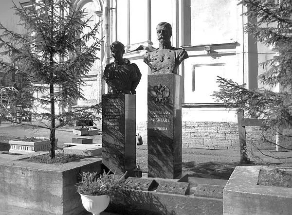 Бюсты новомучеников Николая II и царевича Алексея у Крестовоздвиженской церкви - фото 141