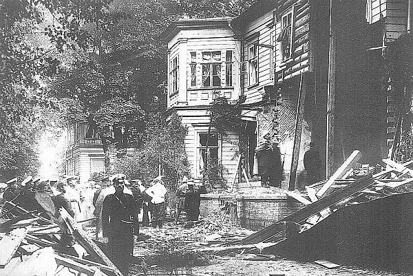 Дача Столыпина после взрыва Фотография 1906 года Обелиск на месте - фото 82