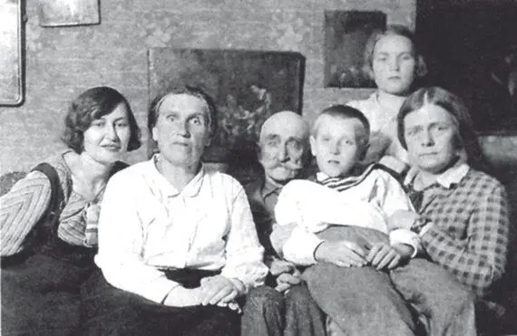 ПП ДервизЛуговой с последней женой и детьми Фото 1939 г ВН Дервиз - фото 107