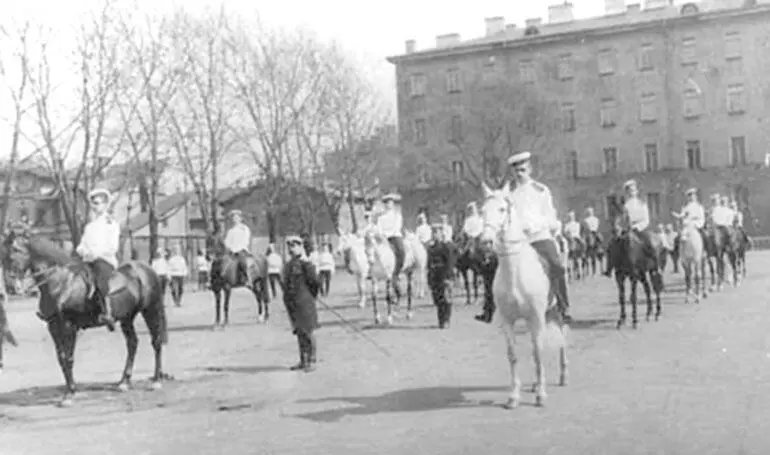 Уроки верховой езды в Павловском училище Фото 1903 года 25 октября 1917 года - фото 59
