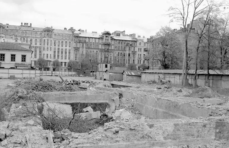 Пустырь на месте снесенного в 2006 году академического дома 8 Фото 2008 - фото 107