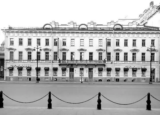 Фотография 2004 года Нижние этажи сдавались в аренду разным магазинам и - фото 59