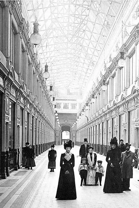 Галерея Пассажа Фотография 1900 года Кроме магазинов в Пассаже размещались - фото 157