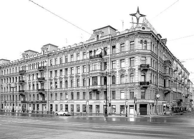 Фотография 2003 года Ровно через сто лет после перестройки здание прошло - фото 186