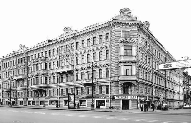 Фотография 2004 года С 1975 года в здании со стороны Пушкинской улицы работает - фото 222