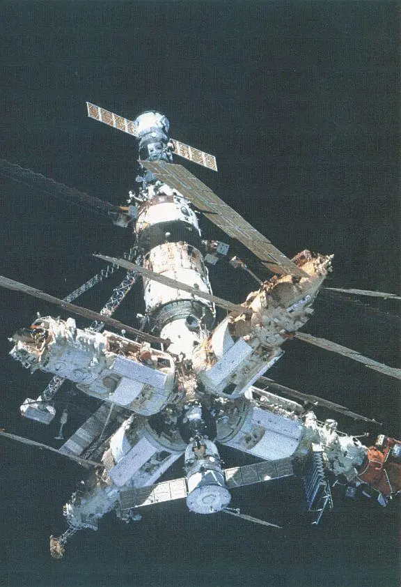Орбитальную станцию Мир отремонтировали в космосе до необходимой - фото 39