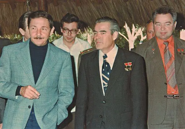 Космонавты с братом легендарного Фиделя Кастро Раулем Он говорил - фото 46