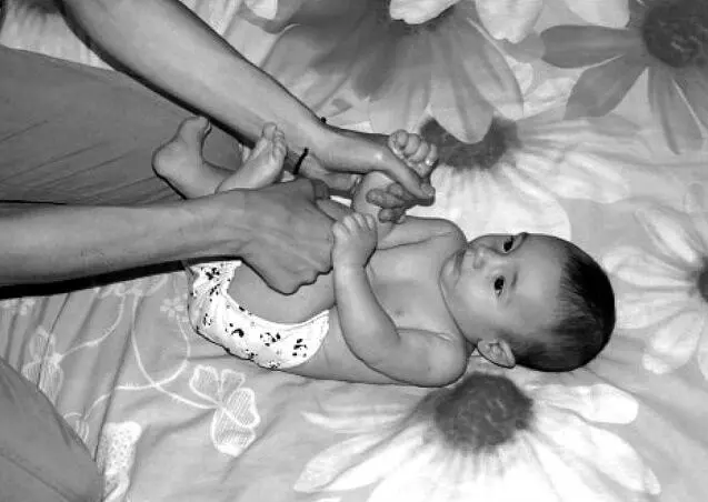 Упражнение 2 Кладём малыша на животик и приподнимаем за ножки Делаем каждый - фото 5