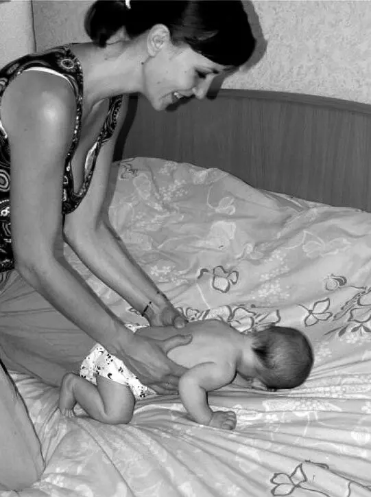 Упражнение 5 Кладём малыша на подушечку Таким образом он оказывается в - фото 8