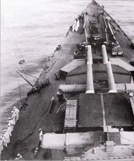Вид с мостика на носовую оконечность линейного крейсера Худ предположительно - фото 34
