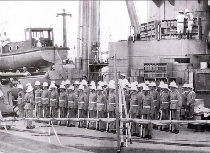 Морские пехотинцы выстроились ни палубе Худа Панамский канал Худ в - фото 54