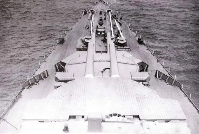 Вид в нос линейного крейсера Худ с мостика снимок сделан 18 июля 1932 г С - фото 63