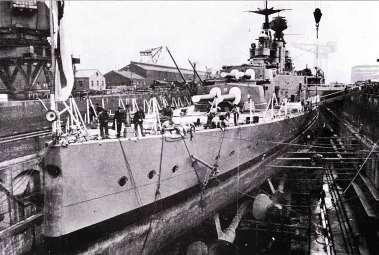 Худ в сухом доке военноморской баш Портсмут куда его поставили в феврале - фото 69