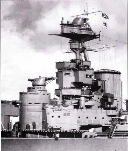 Финальный облик надстройка Худа приобрела в ходе ремонта 1939 г На мачте - фото 78