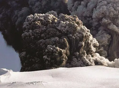 Извержение вулкана в Исландии Извержение вулкана Кизимен на Камчатке Ураган - фото 29