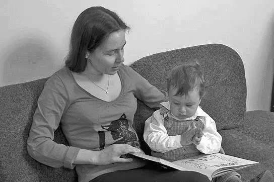 Рис 62 Проявление сенсомоторного интеллекта ребенка при чтении книги с мамой - фото 42