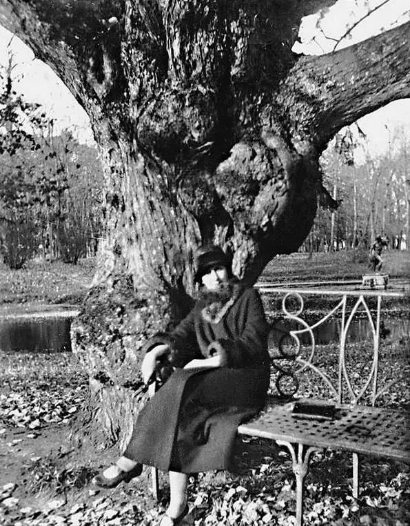 Ахматова в Царскосельском парке на скамейке где Гумилев весной 1904 года - фото 24