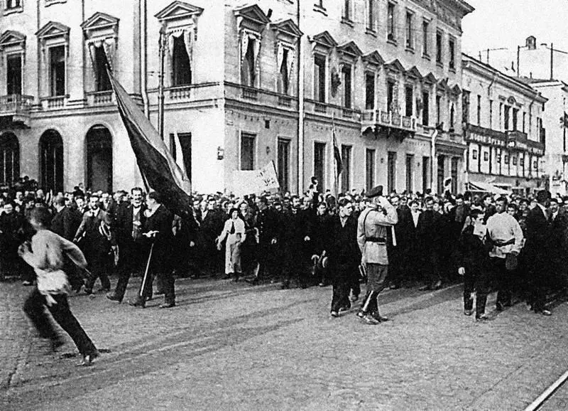 Манифестация в Петрограде 23 июля 1914 года В день объявления войны вышел - фото 103