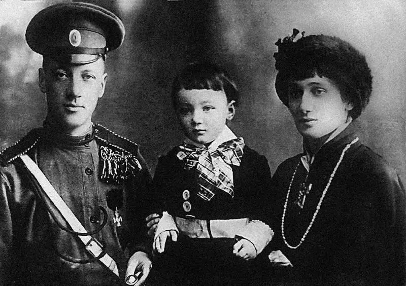 Гумилев и Ахматова с сыном 1915 год Теперь война в записках Гумилева выглядит - фото 107