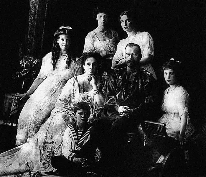 Николай II и императрица Александра Федоровна с дочерьми и сыном начало 1910х - фото 113