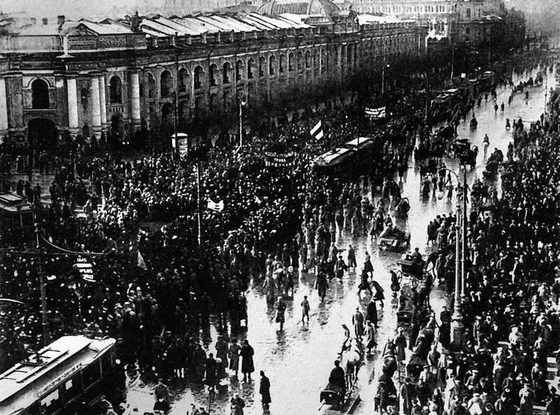 Манифестация в Петрограде на Невском проспекте Фотография К К Буллы 1917 - фото 115