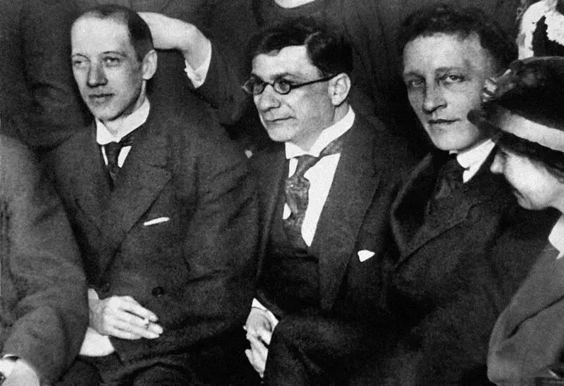 Н Гумилев З Гржебин А Блок Фрагмент одной из групповых фотографий - фото 127