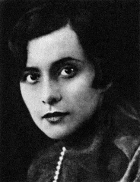 Нина Берберова начало 1920х Главное же в воспоминаниях Берберовой о Гумилеве - фото 167