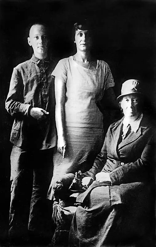 Л Н Гумилев А А Ахматова А И Гумилева середина 1920х Милюковские - фото 172