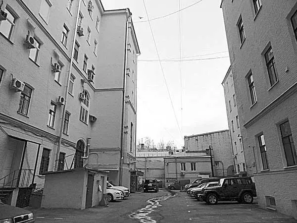 Двор где прошло детство На первом этаже в полуподвальном помещении выходившим - фото 15
