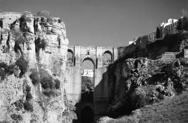 а б Рис 61Два вида одной и той же местности сфотографированные с разных - фото 112