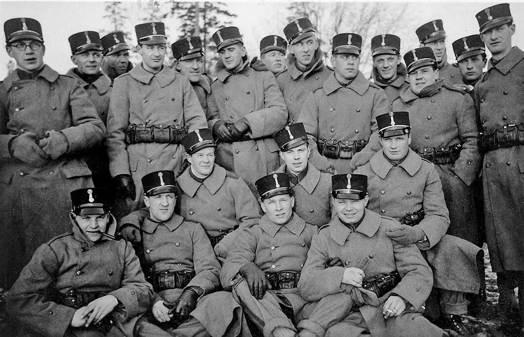 Военная служба в Эребру Рауль четвертый слева в верхнем ряду К концу срока - фото 22