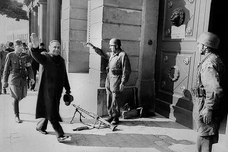 Ференц Салаши 16 октября 1944 года на пути в Замок чтобы образовать - фото 82
