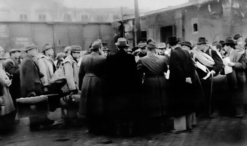 Валленберг на станции Йожефварош между офицером и человеком в темном пальто и - фото 97