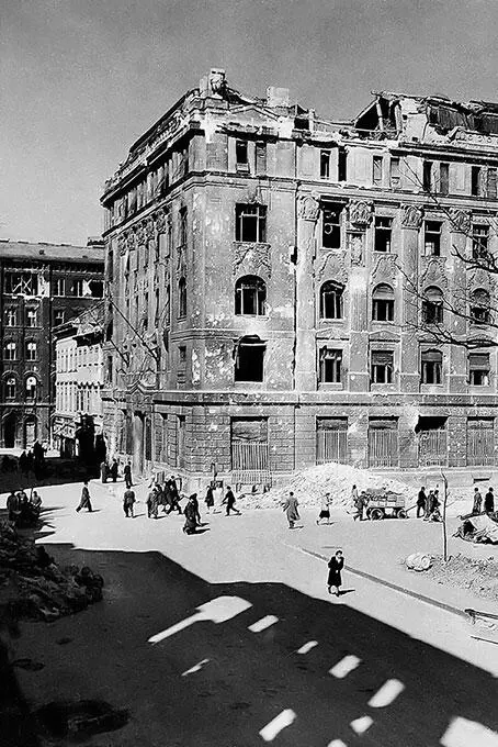 Hazai Bank после того как в него угодила бомба в начале января 1945 года - фото 107