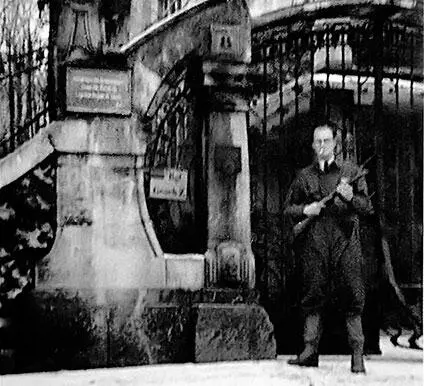 Ларс Берг перед входом в шведскую миссию на улице Минервы Однажды нилашисты - фото 108