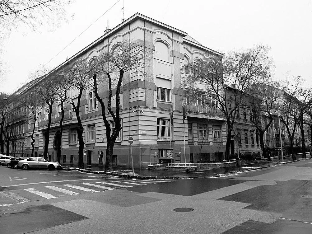 На улице Бенцур 16 в настоящий момент располагается посольство Австрии в - фото 110