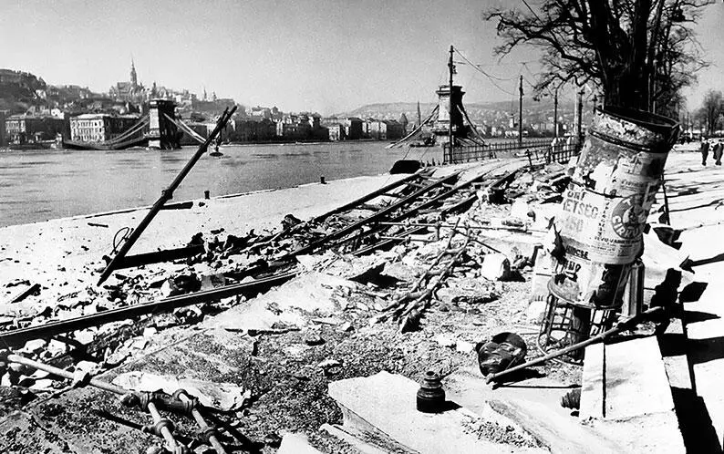 Цепной мост после его подрыва 18 января 1945 года В эти дни члены шведской - фото 112