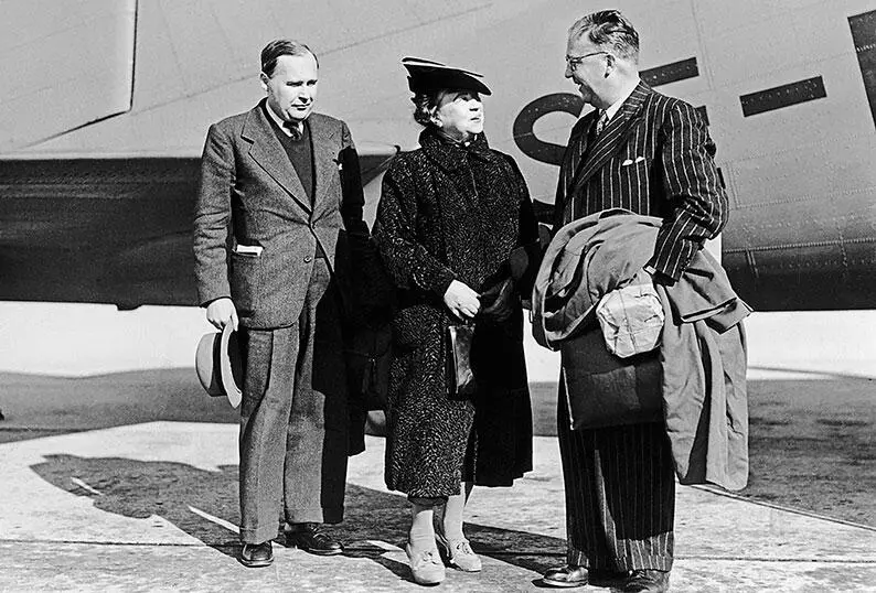 Мадам Коллонтай в окружении посла Швеции в Москве с 1947 года Рольфа Сульмана - фото 121