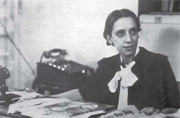 Эльза Скиапарелли за рабочим столом 1933 Поздно вечером тонкий темный силуэт - фото 29