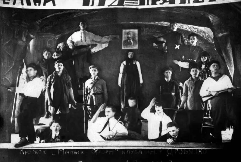 Второй ряд слева направо третий Моисеенко НП и др Инсценировка 5 лет без - фото 10