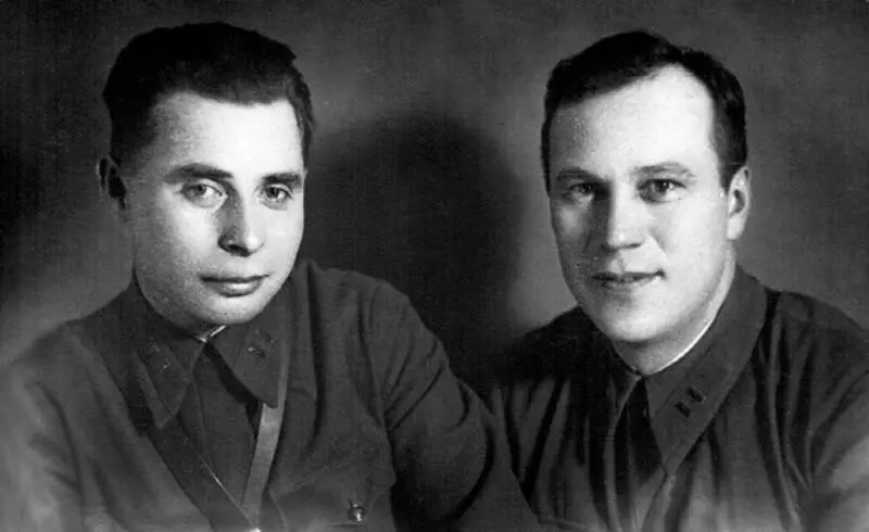 Слева направо НП Моисеенко ЯТ Жуков Сталинград Август 1942 г Выезжаем - фото 16