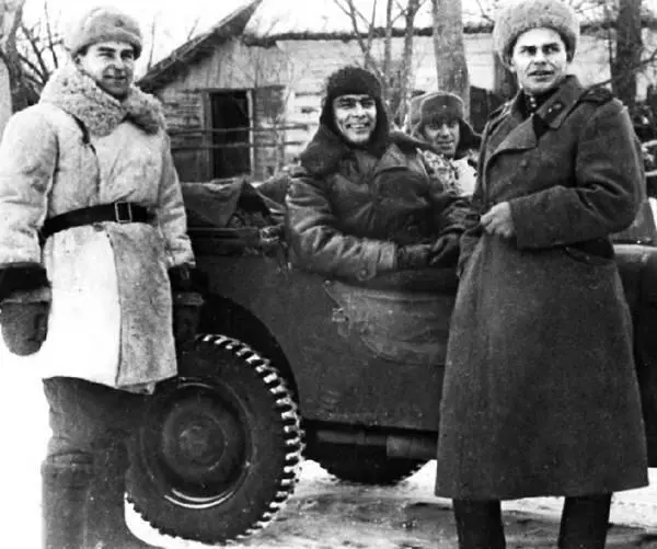В центре Брежнев ЛИ с офицерами 18й армии перед наступлением на Житомир С - фото 20