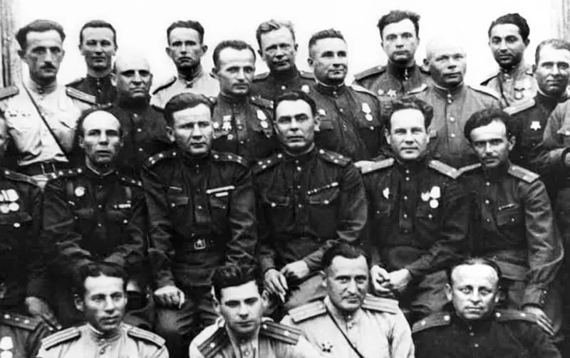 В центре Брежнев ЛИ с офицерами 18й армии Карпаты 1944 г Опираясь на - фото 23