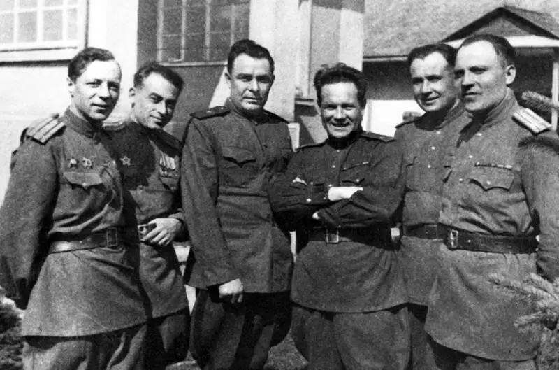 В центре Брежнев ЛИ с офицерами политотдела 18й армии Закарпатье 1944 г - фото 24