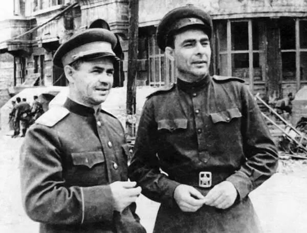 Справа налево Брежнев ЛИ Колонии СЕ После штурма Западная Украина 1944 - фото 29