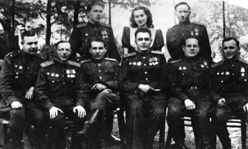 В центре ЛИ Брежнев с работниками политотдела 18й Армии Чехословакия 1945 - фото 30