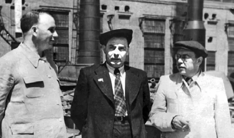 Слева направо Министр тяжелого машиностроения Юдин ПА первый секретарь - фото 32