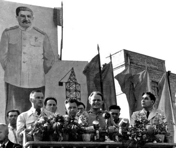 В центре Румянцев ИА Выступление на митинге Запорожье 1947 г К - фото 36